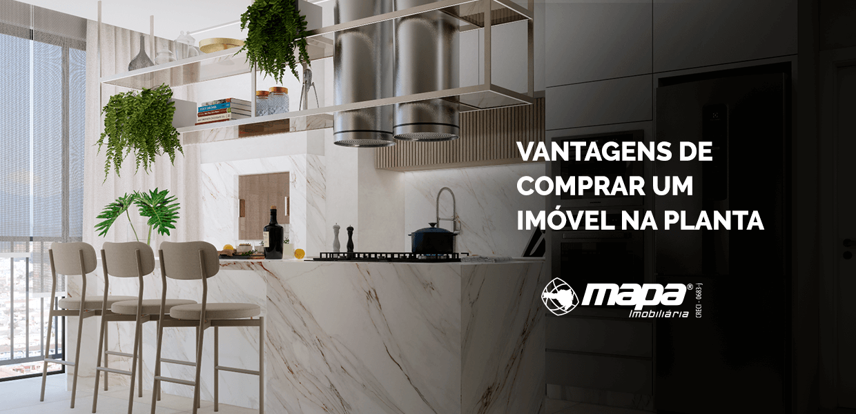 Cozinha moderna e sofisticada com ilha de mármore, eletrodomésticos embutidos e decoração com plantas, destacando as vantagens de comprar um imóvel na planta. Imagem com a logomarca da Mapa Imobiliária.