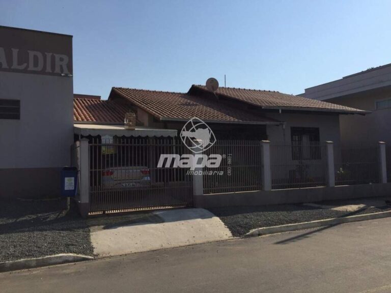 Casa comercial à venda no Benedito: