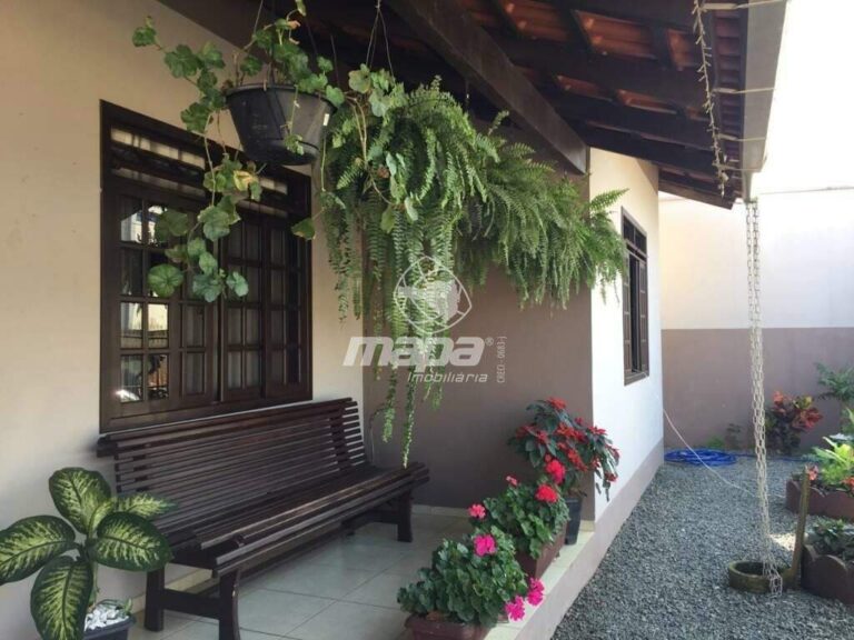Casa comercial à venda no Benedito: