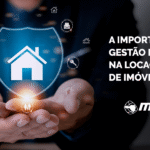 Pessoa segurando um escudo digital com ícone de casa, representando a importância da gestão do seguro na locação de imóveis e a proteção do patrimônio.