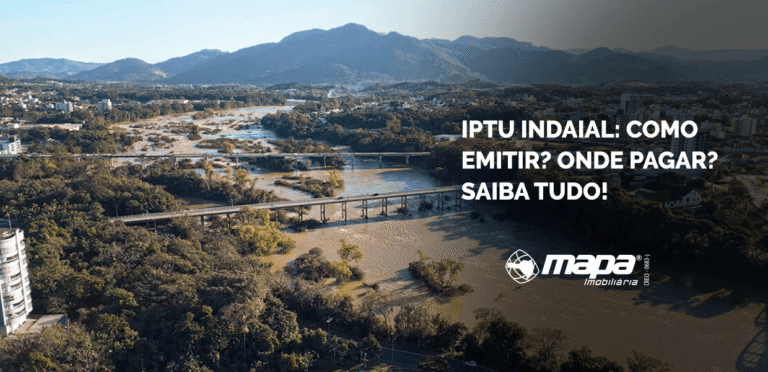 Vista aérea da cidade de Indaial com rios, pontes e montanhas ao fundo, destacando informações sobre emissão e pagamento do IPTU Indaial.