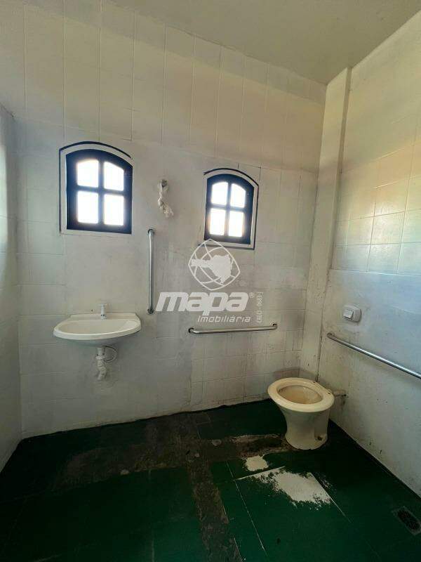 Casa comercial para aluguel no Benedito: Banheiro masculino PNE