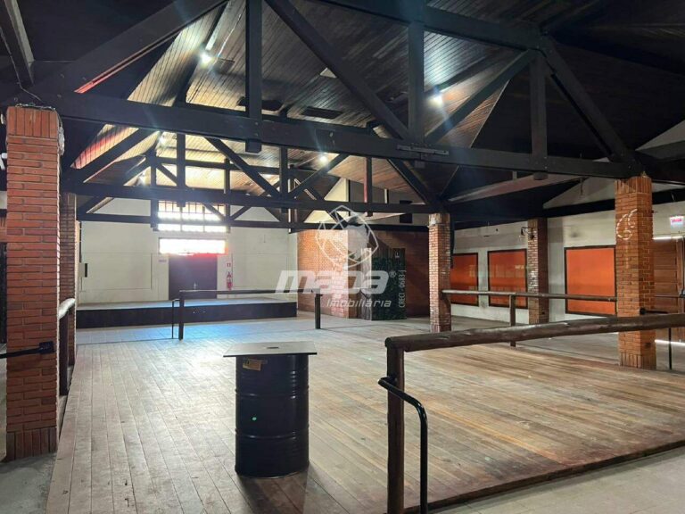 Casa comercial para aluguel no Benedito: