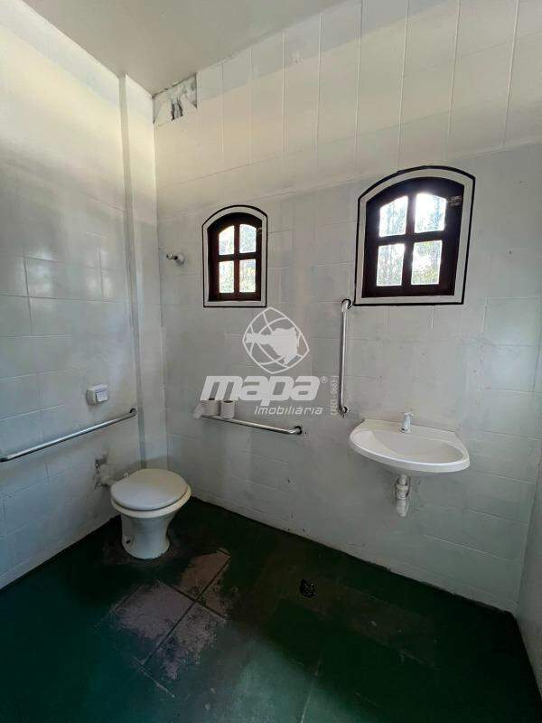 Casa comercial para aluguel no Benedito: Banheiro feminino PNE
