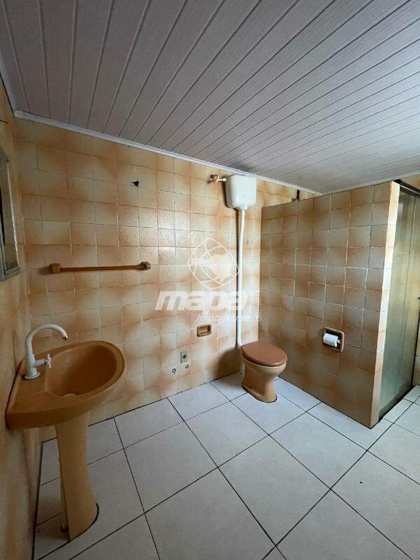Casa para aluguel no Polaquia : Verso Banheiro Área Fundos
