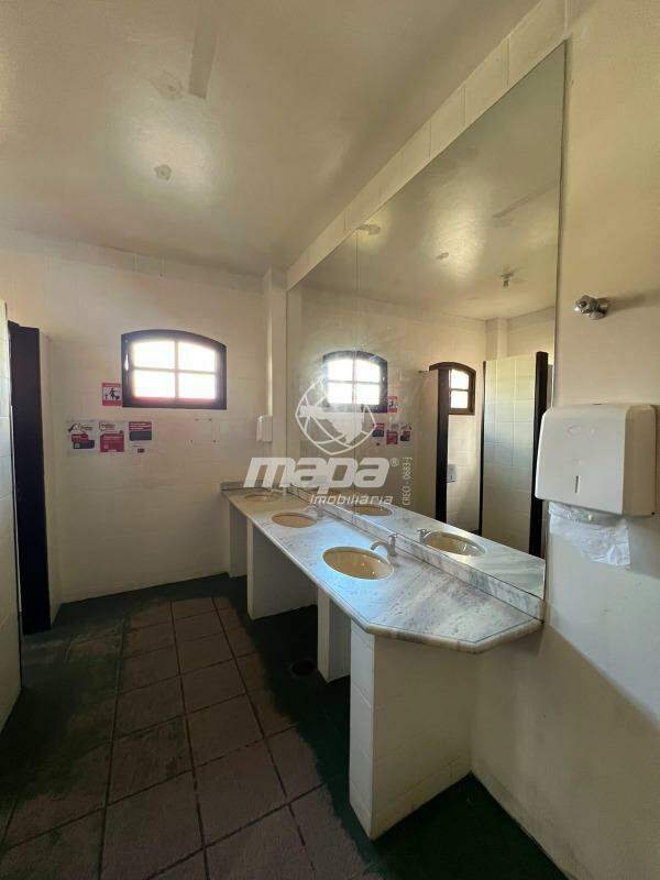Casa comercial para aluguel no Benedito: Banheiro feminino
