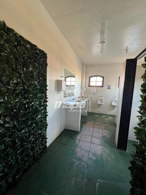 Casa comercial para aluguel no Benedito: Banheiro masculino