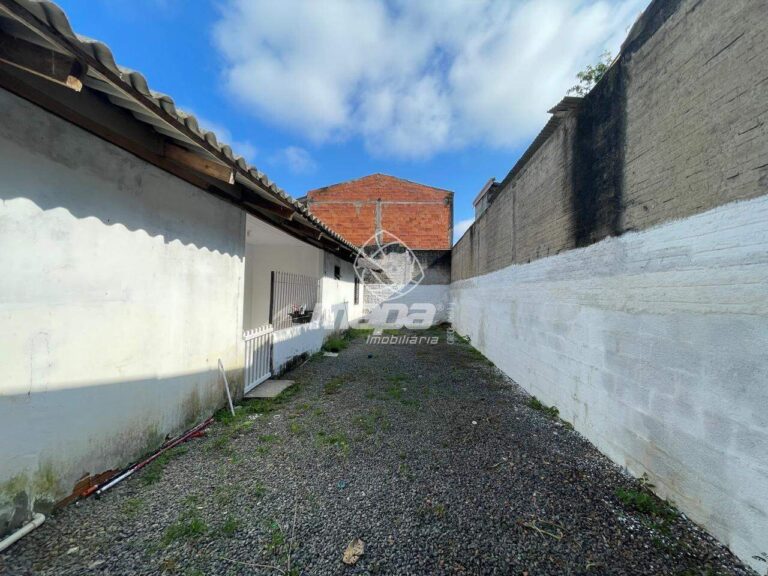 Casa para aluguel no Estrada das Areias: Área Externa Fundos