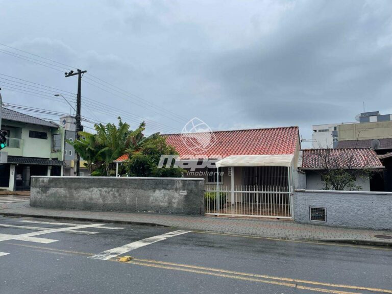 Casa para aluguel no Nações: Fachada da Casa