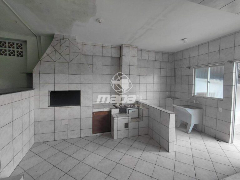 Casa para aluguel no Benedito: Área de festas e área de serviços