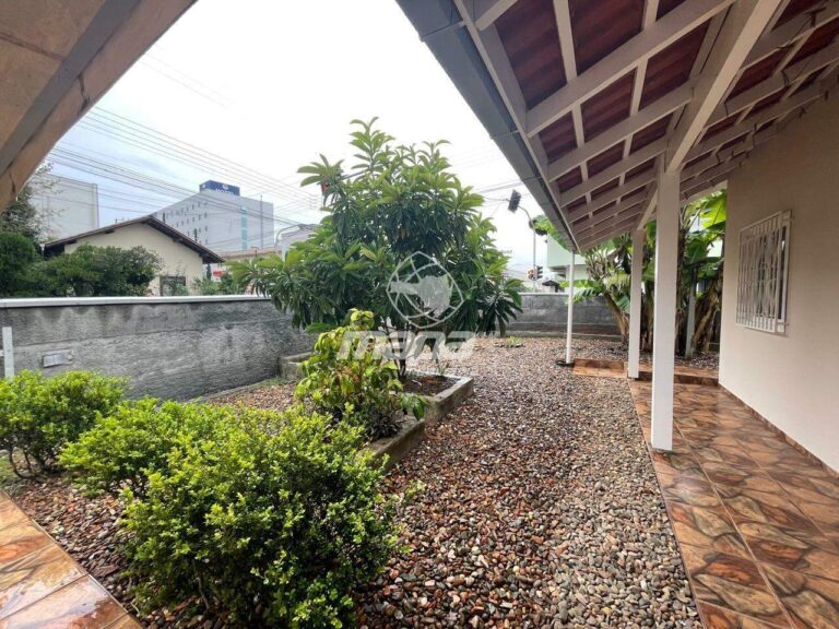 Casa para aluguel no Nações: Área Externa Frente